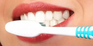 чистить белые красивые зубы
